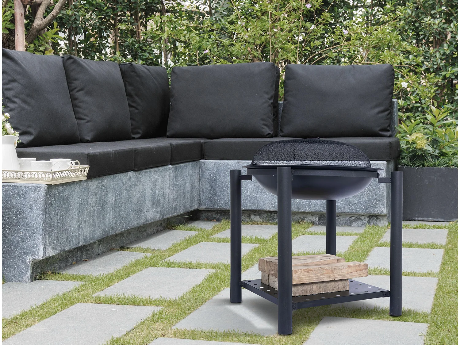 Braseiro de exterior em aço preto com tampa de protecção