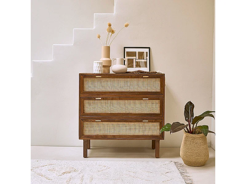 Cómoda de madera de mango maciza y rejilla con acabado nogal de 90 cm