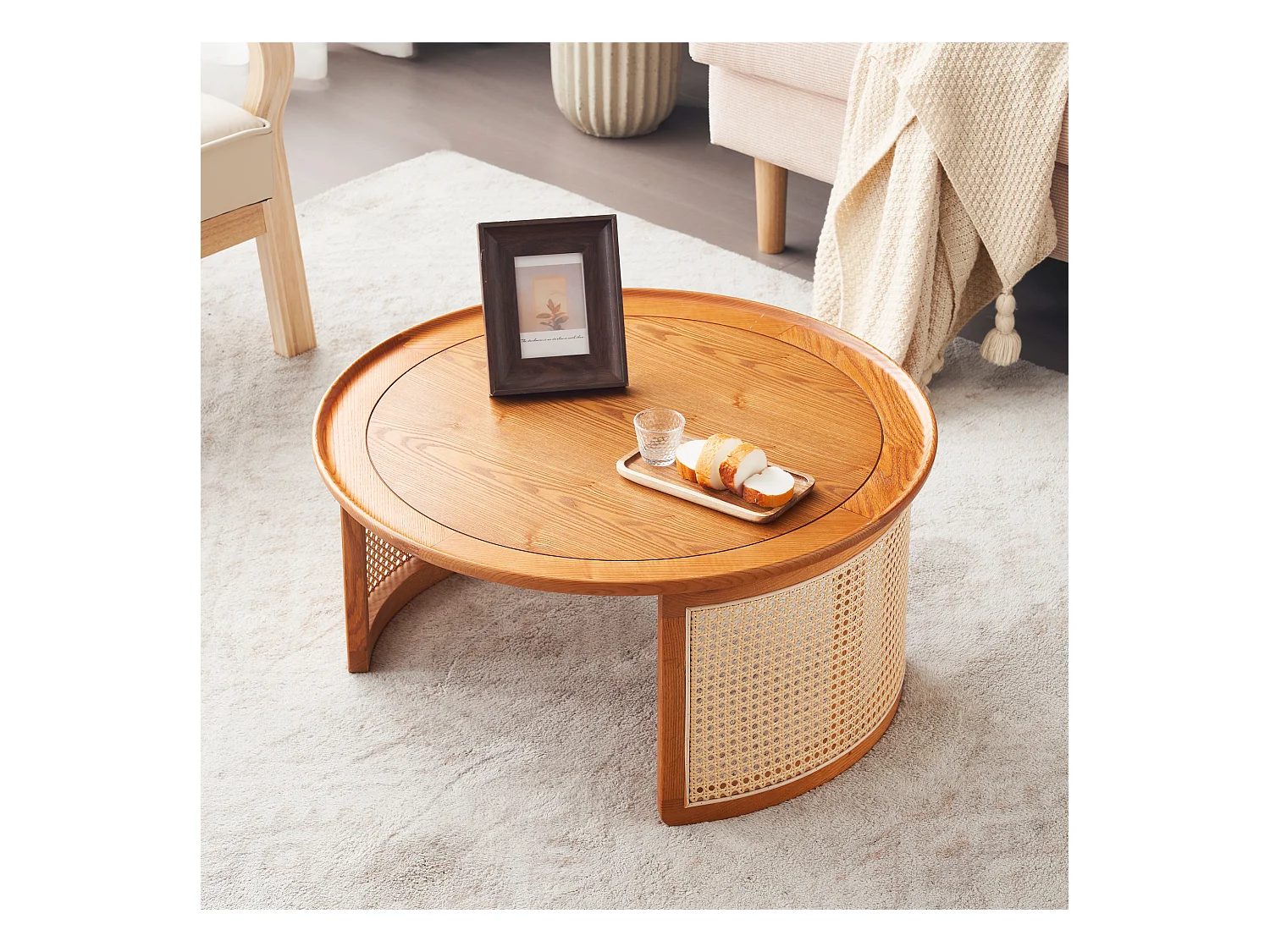 Ronde salontafel van massief hout, rotan decor, elegante bijzettafel, eikenkleur, 70 x 70 x 34 cm