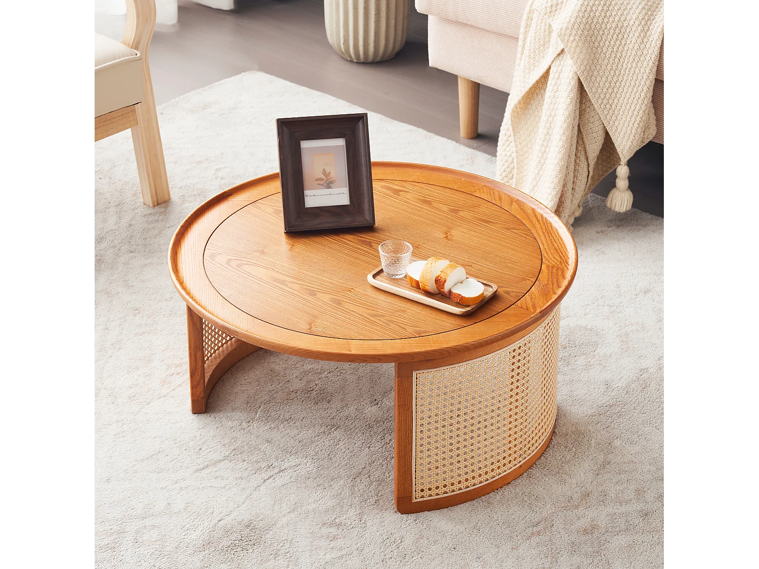 Ronde salontafel van massief hout, rotan decor, elegante bijzettafel, eikenkleur, 70 x 70 x 34 cm