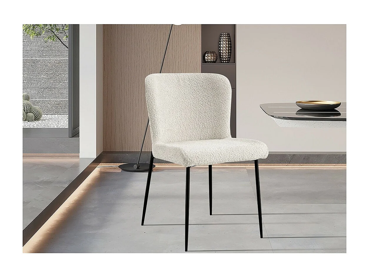 Stoel met Bouclé bekleding voor eetkamer in de kleur Ecru. Collectie LISE