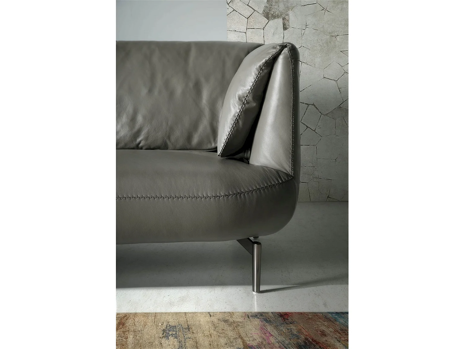 Canapé 3 places en cuir avec pieds acier poli