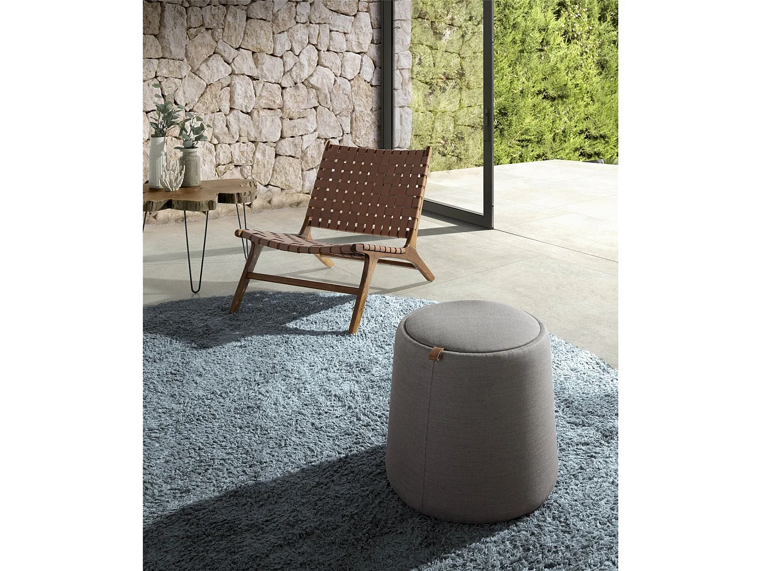 Pouf rembourré tissu avec poignée en cuir