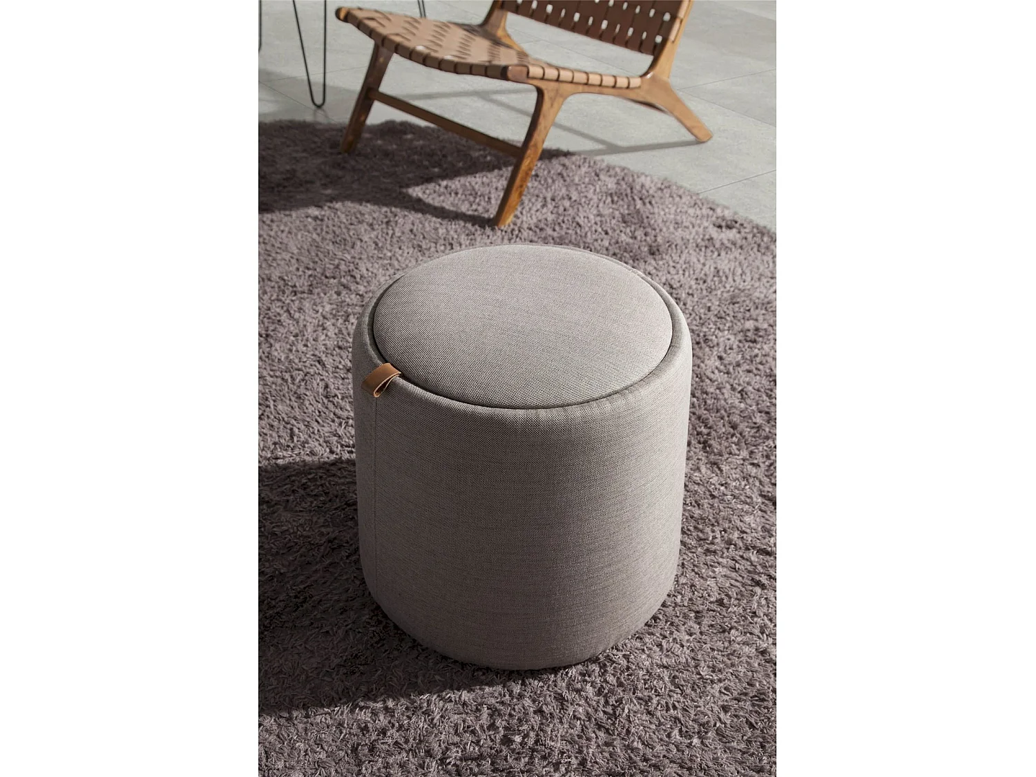 Pouf rembourré tissu avec poignée en cuir