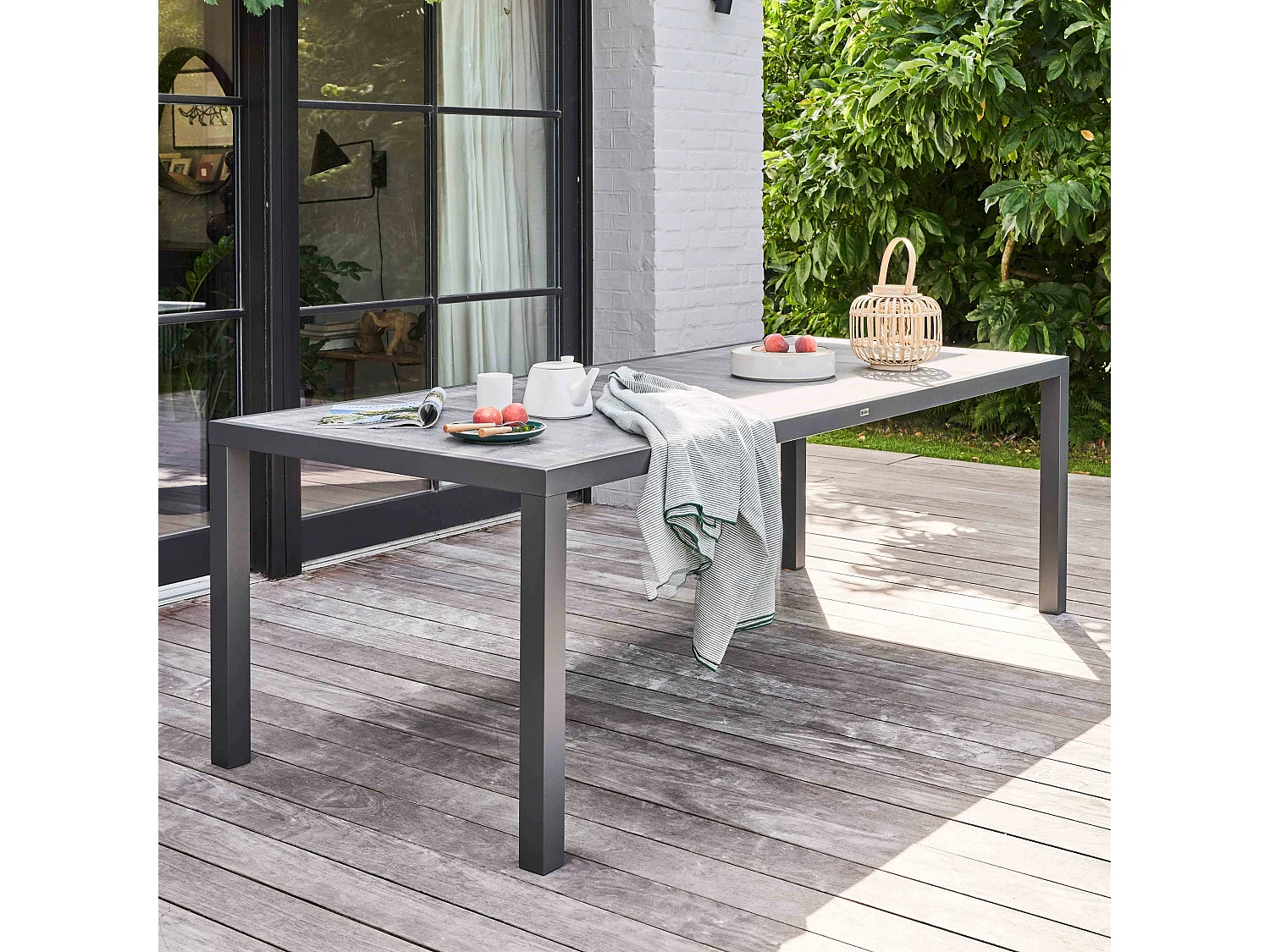 Tuintafel met keramisch tafelblad en betonlook