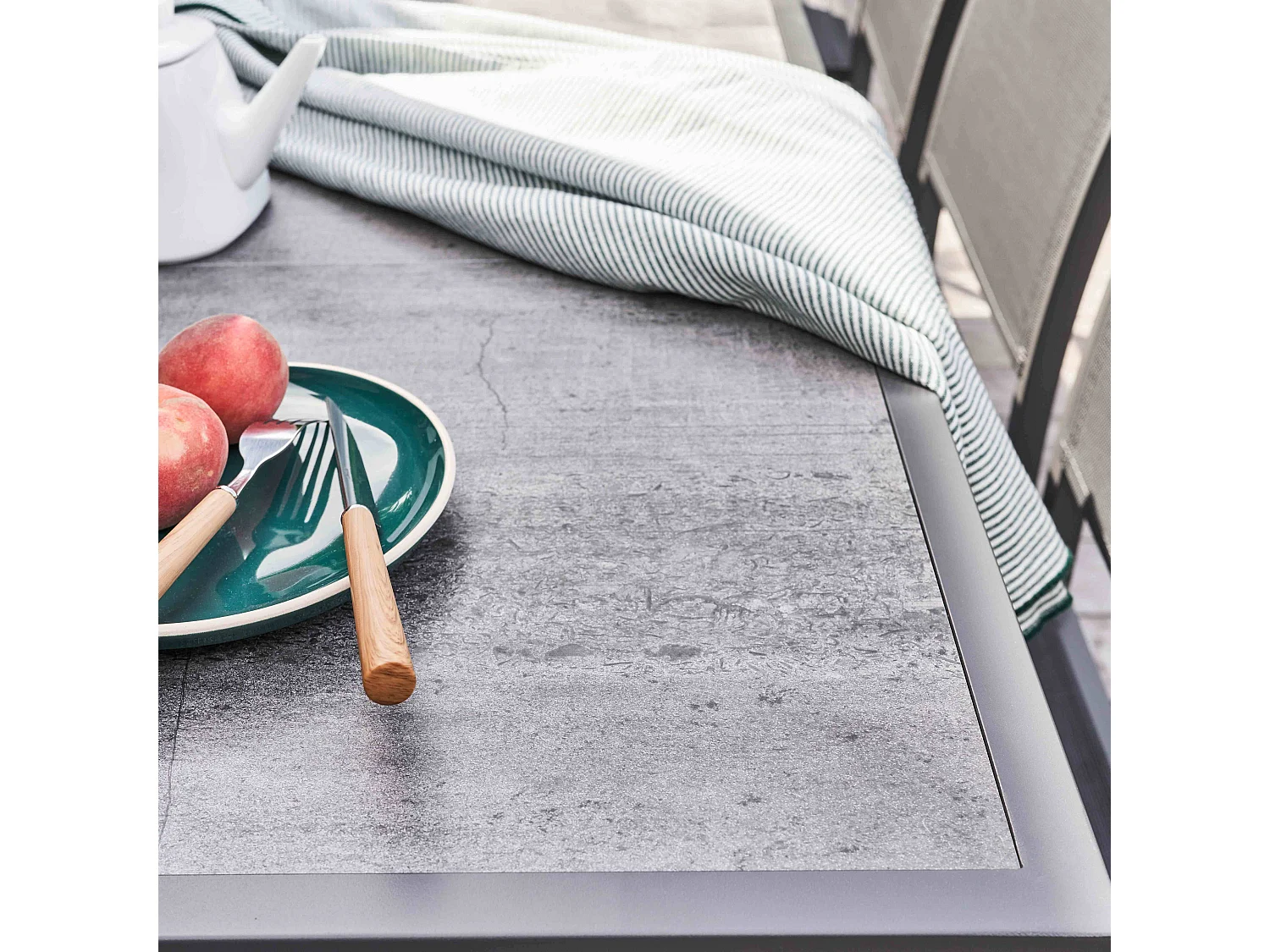 Tuintafel met keramisch tafelblad en betonlook