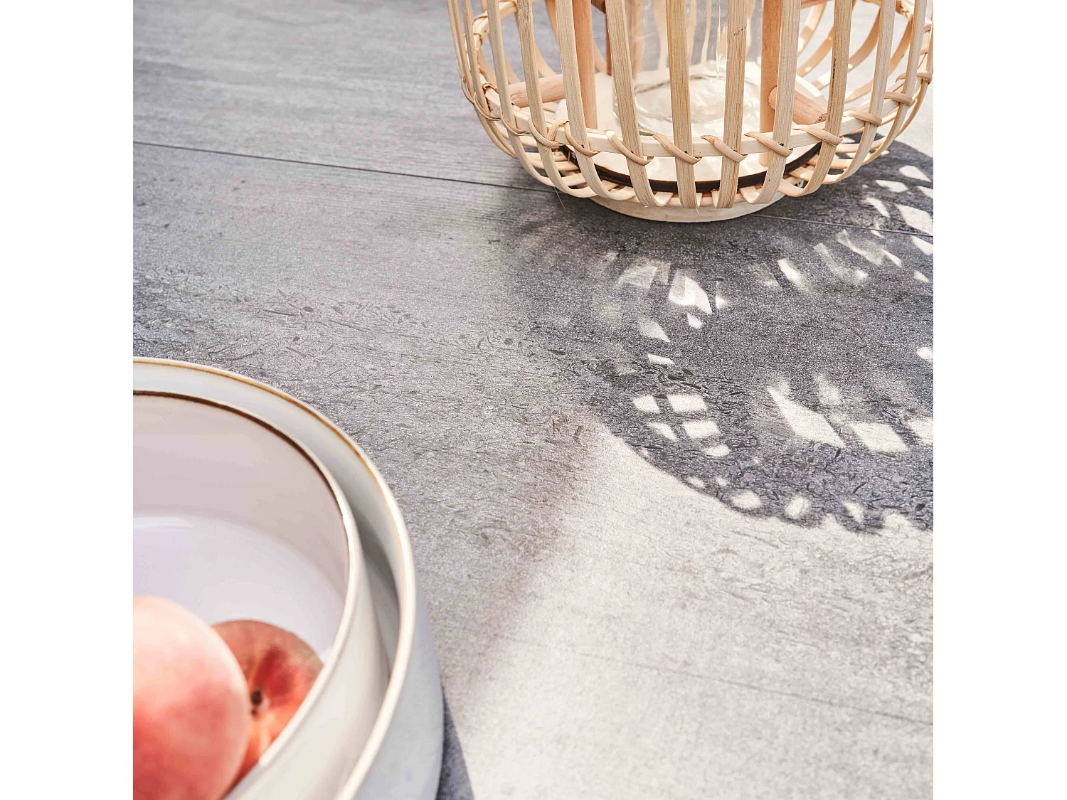 Tuintafel met keramisch tafelblad en betonlook