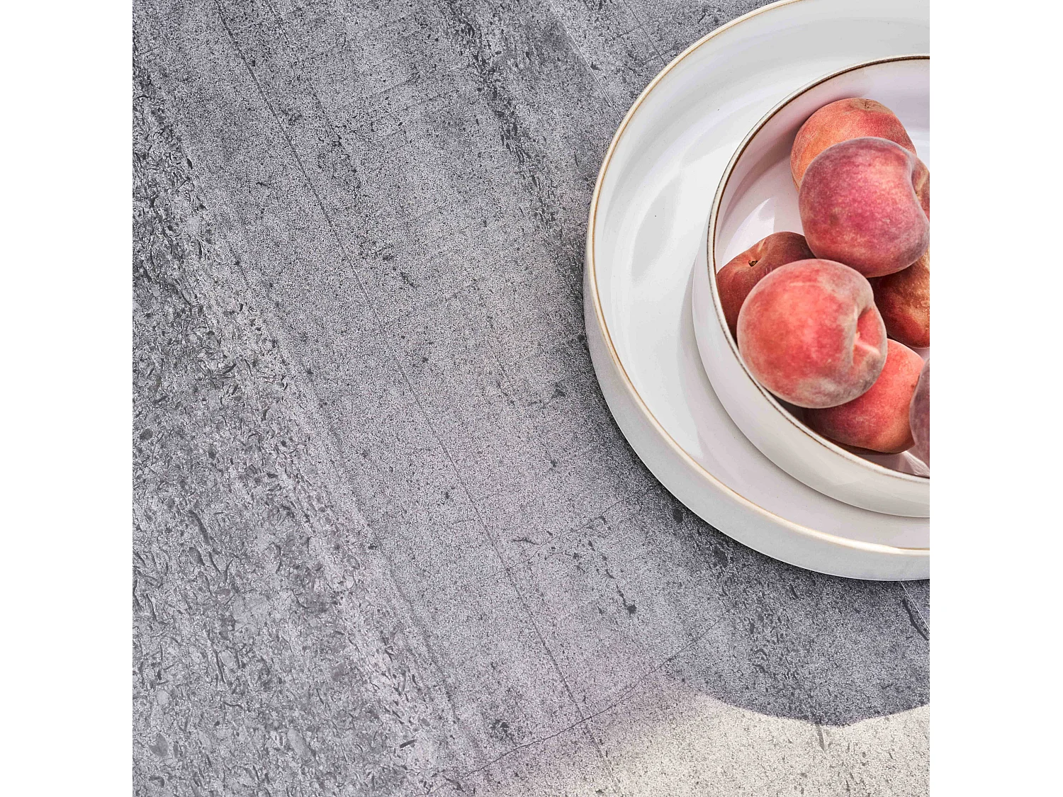 Tuintafel met keramisch tafelblad en betonlook