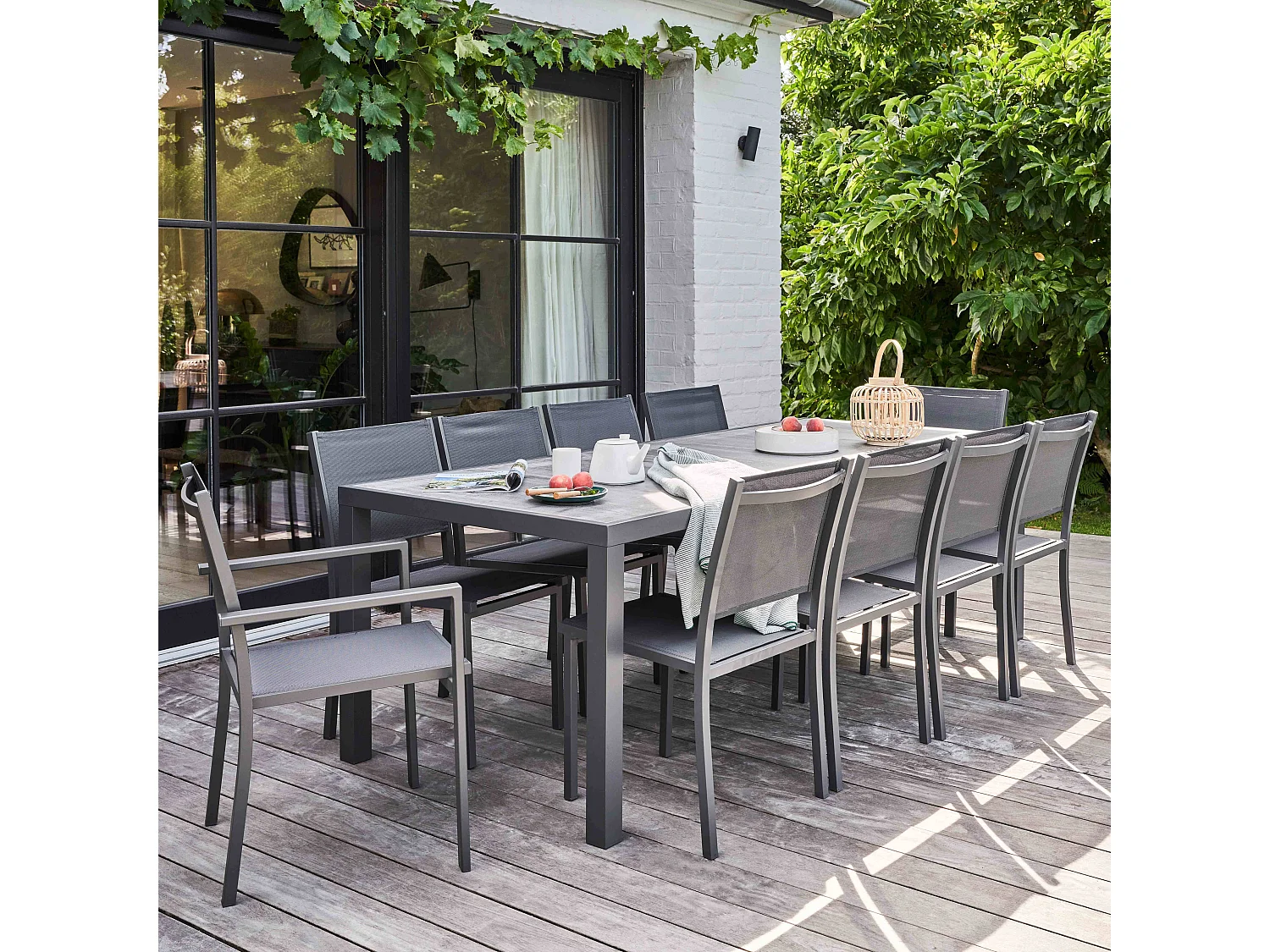 Tuintafel met keramisch tafelblad en betonlook