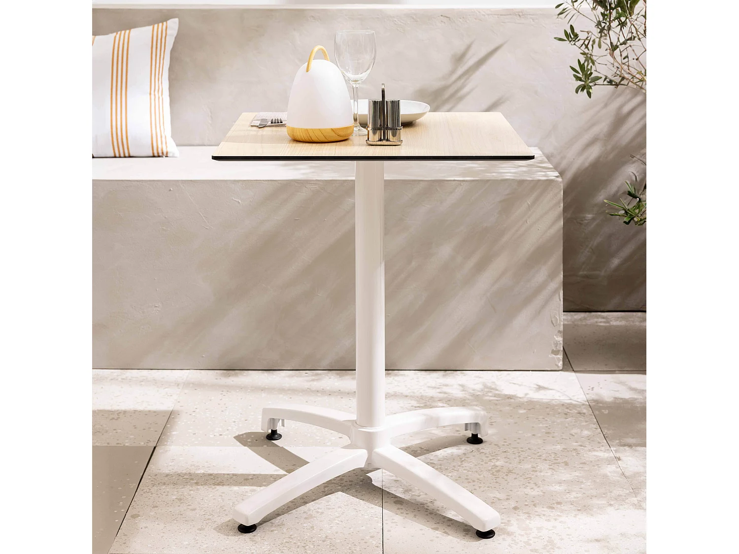 Table de terrasse 60 x 60 cm inclinable stratifié chêne naturel