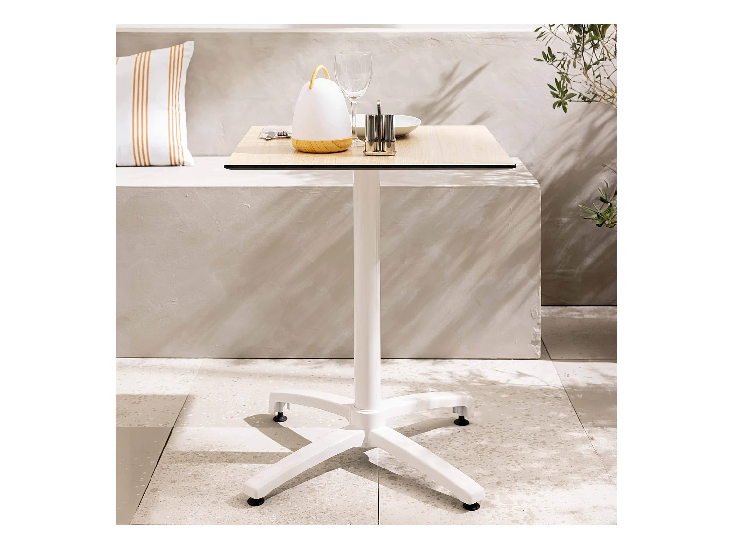 Table de terrasse 60 x 60 cm inclinable stratifié chêne naturel