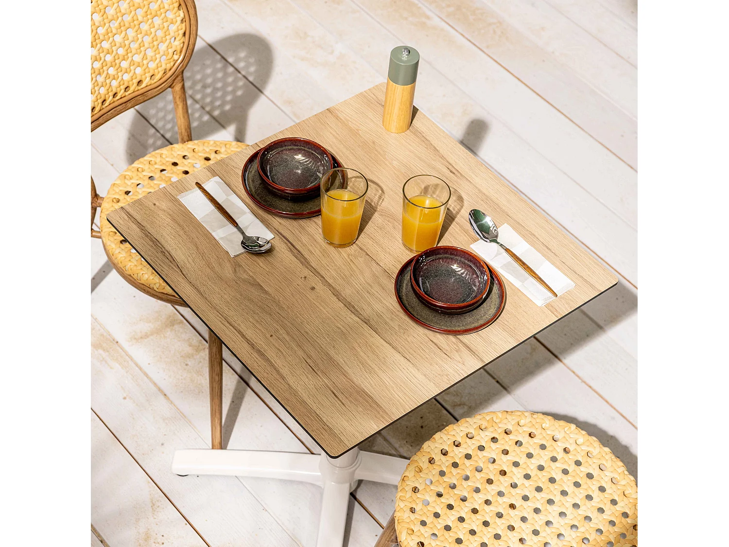 Table de terrasse 60 x 60 cm inclinable stratifié chêne foncé