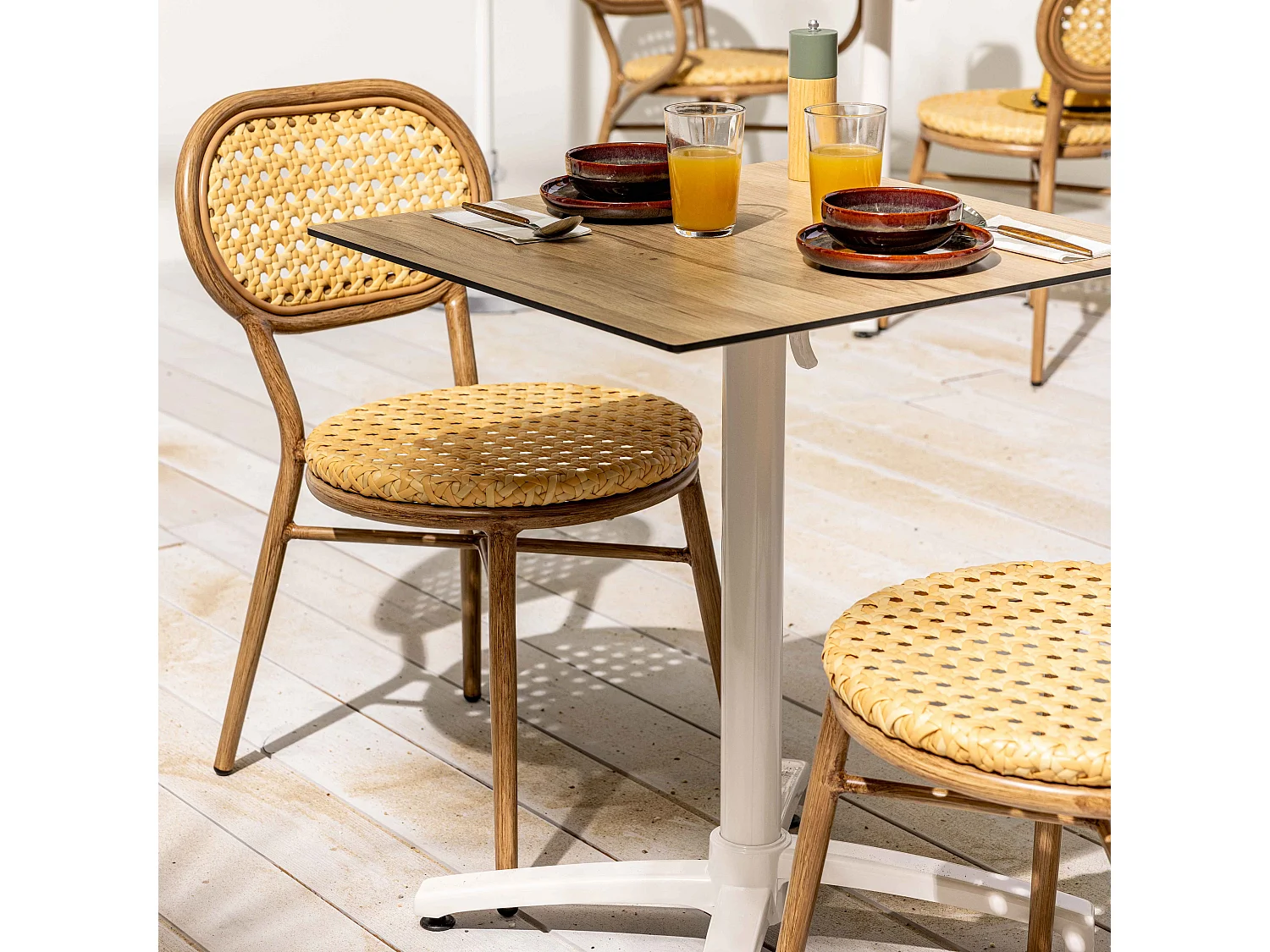 Table de terrasse 60 x 60 cm inclinable stratifié chêne foncé