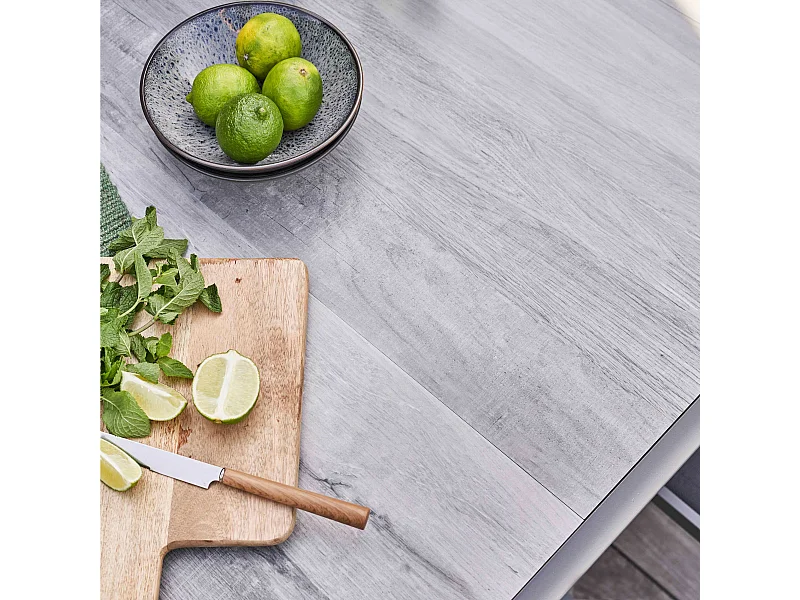 Tuintafel van en keramiek met een grijze houtlook