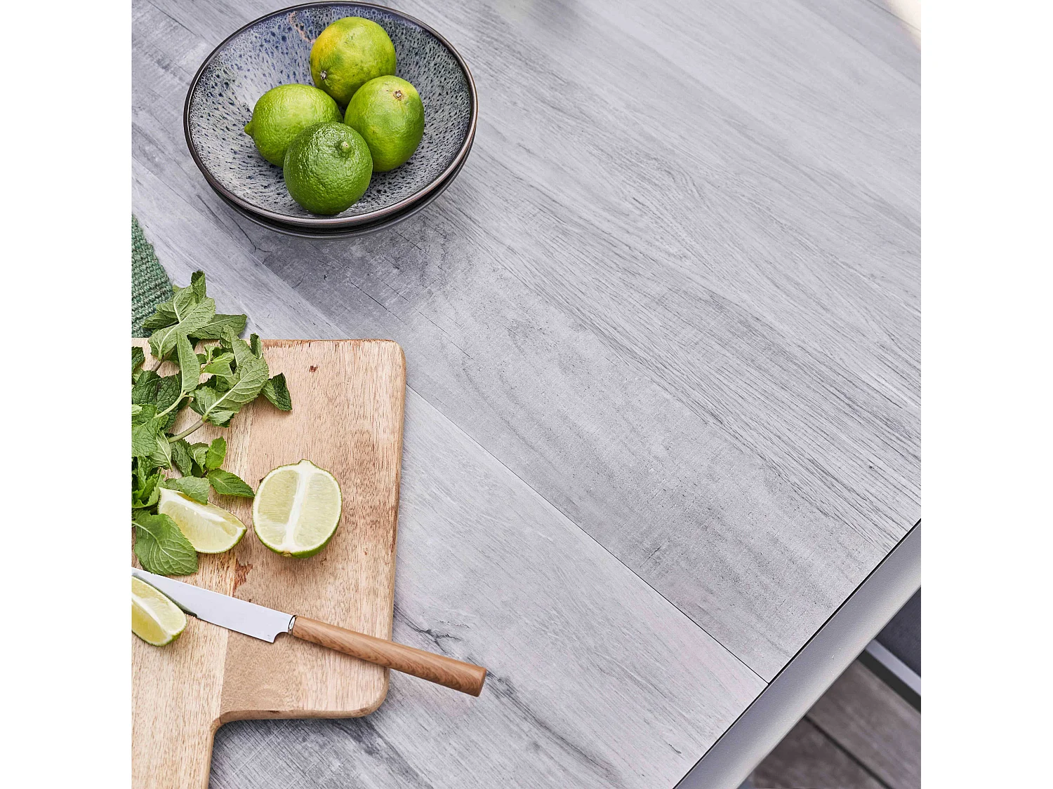Tuintafel van en keramiek met een grijze houtlook