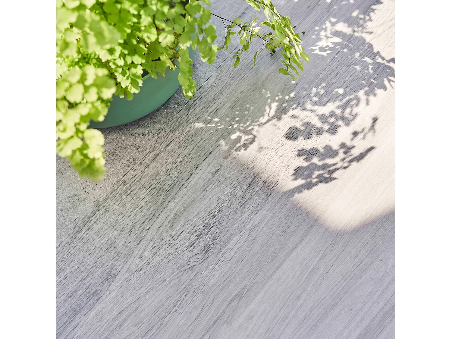 Tuintafel van en keramiek met een grijze houtlook