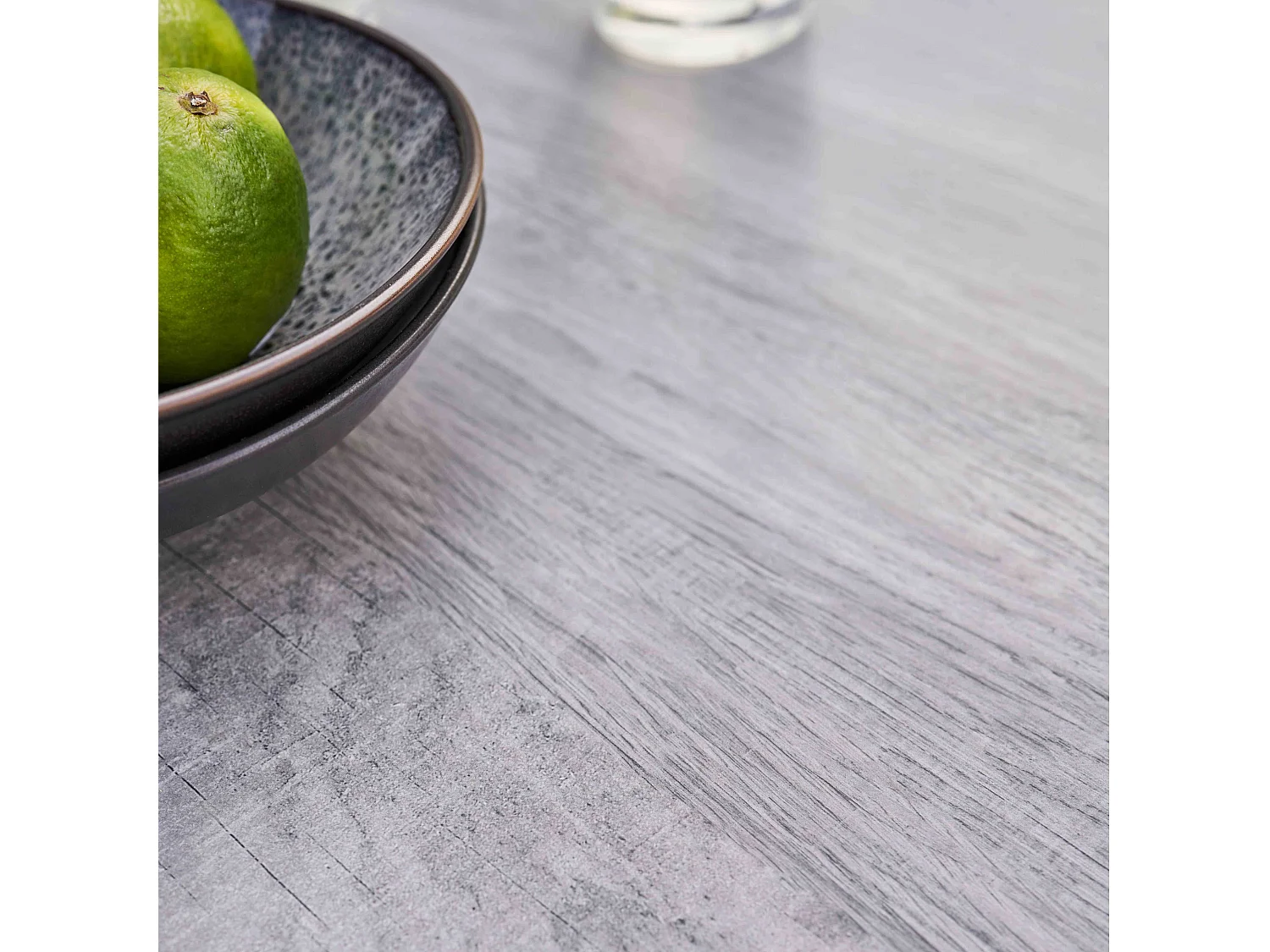 Tuintafel van en keramiek met een grijze houtlook