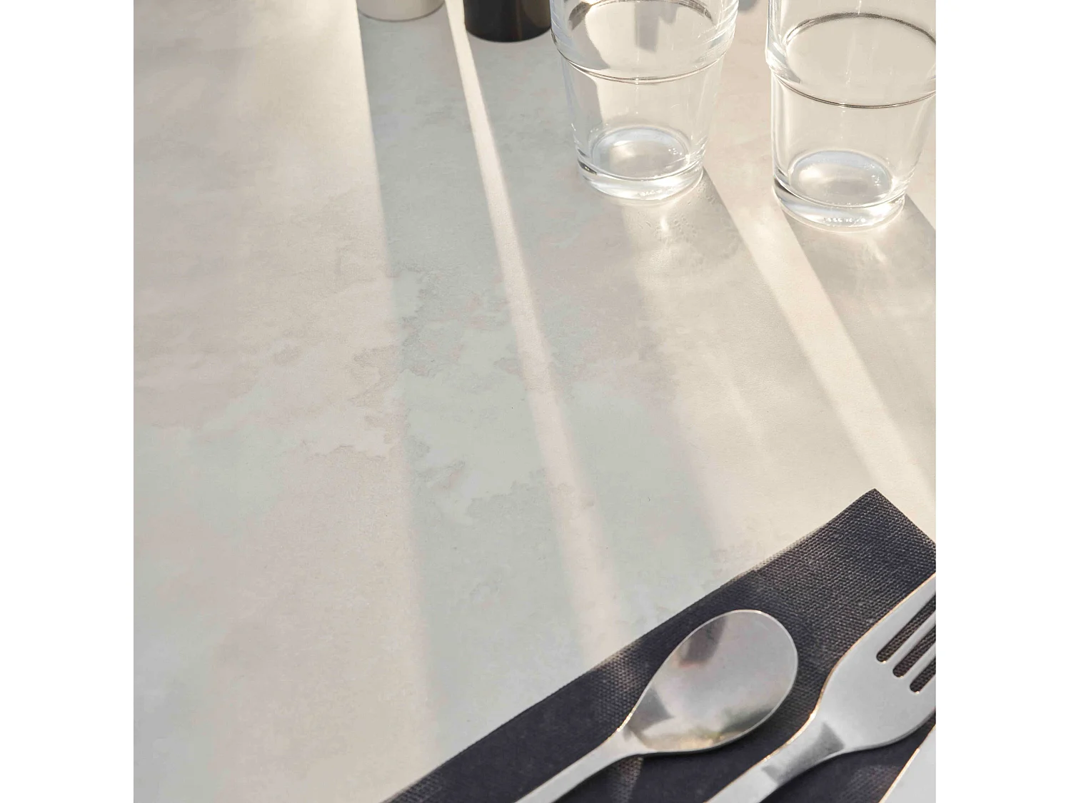 Table de terrasse 60 x 60 cm inclinable stratifié béton gris clair