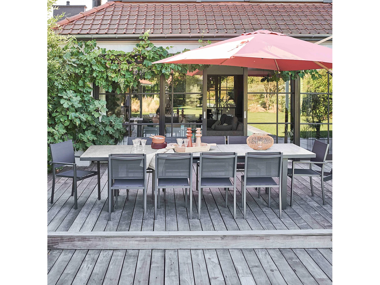 Ensemble table de jardin avec 8 chaises et 2 fauteuils béton