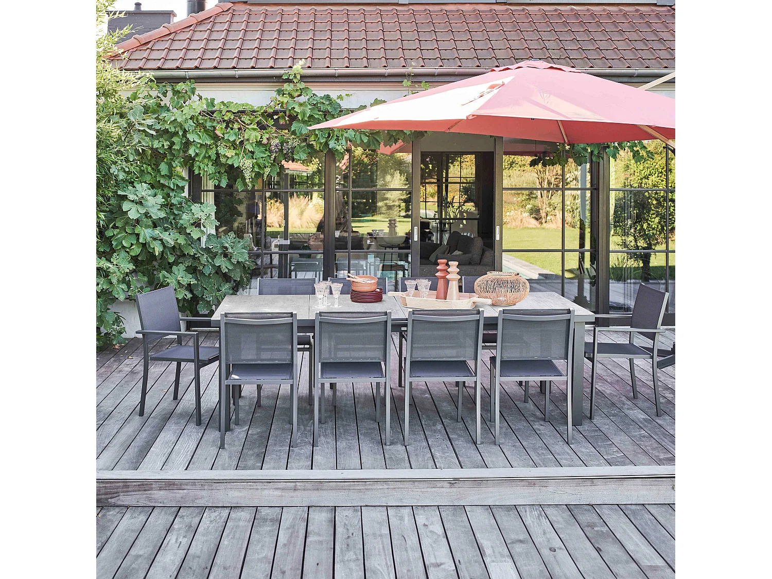 Ensemble table de jardin avec 8 chaises et 2 fauteuils béton