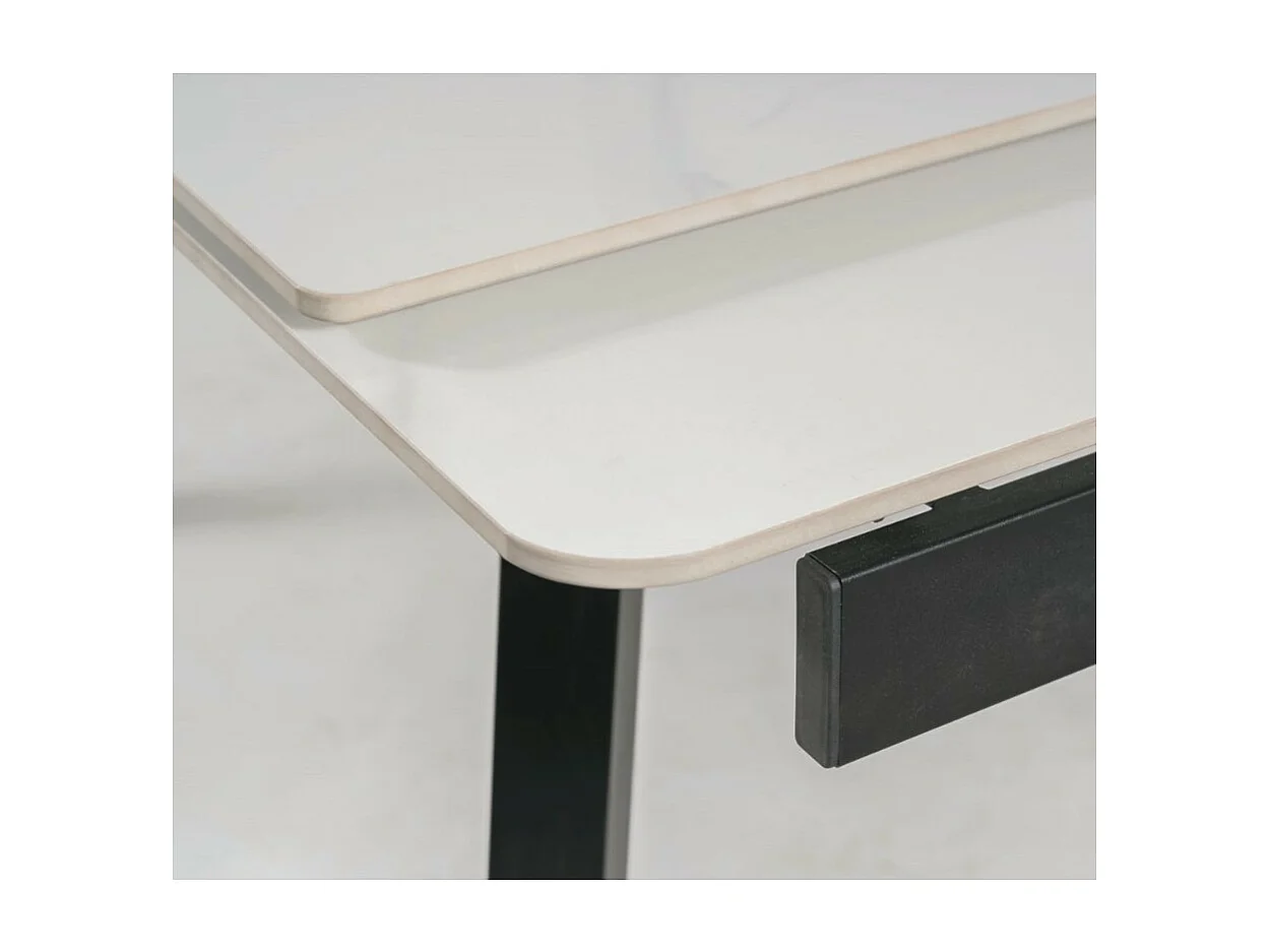 Table design extensible avec plateau effet marbre et structure noire Erick