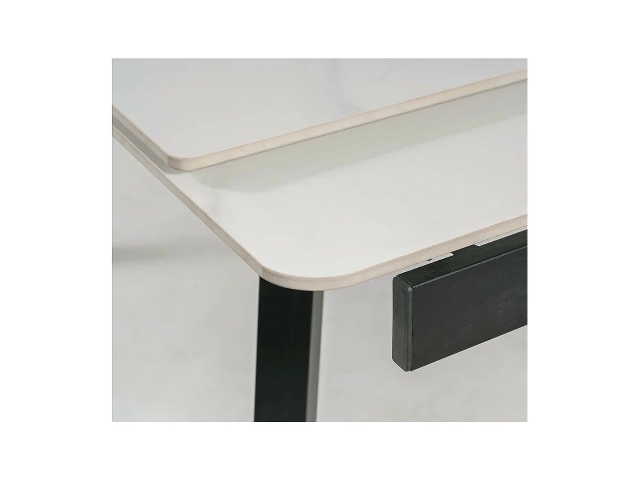 Tavolo di design allungabile Erick con piano effetto marmo e struttura nera