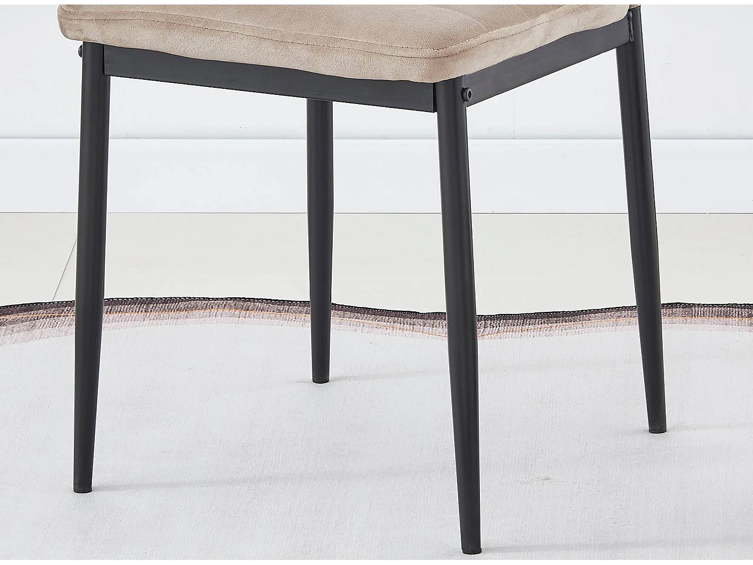 Chaise velours beige matelassé et pieds acier noir Roba - Lot de 6