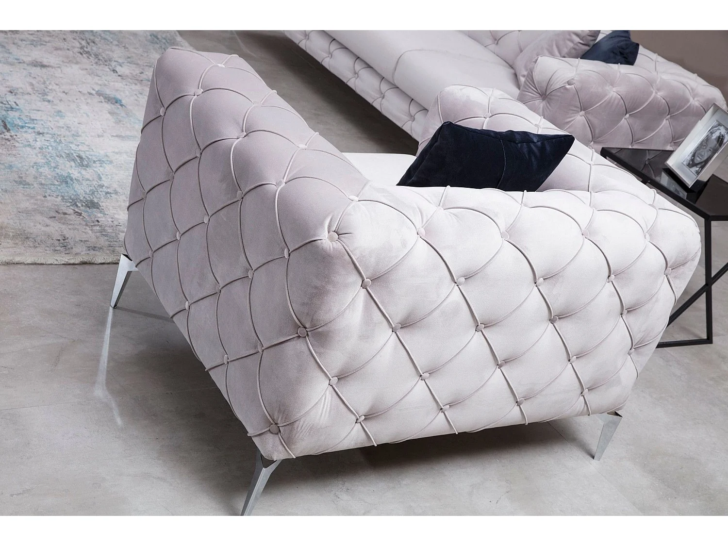 Poltrona moderna – 108x90x70 cm – cinza claro – madeira de faia e aglomerado