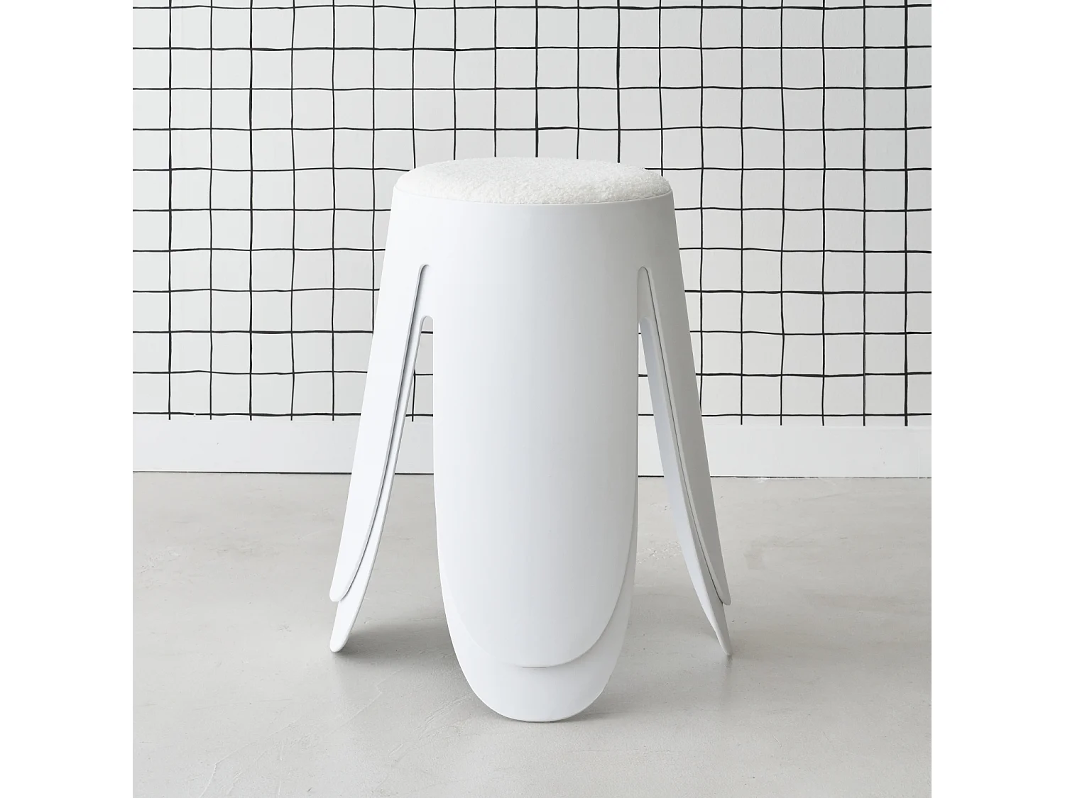 Set di 2 sgabelli impilabili in materiale bouclé, bianco