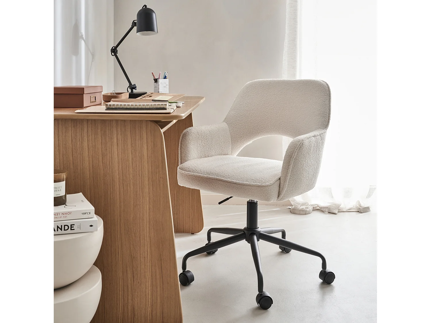 Silla de oficina con ruedas en borreguito y base negra blanco