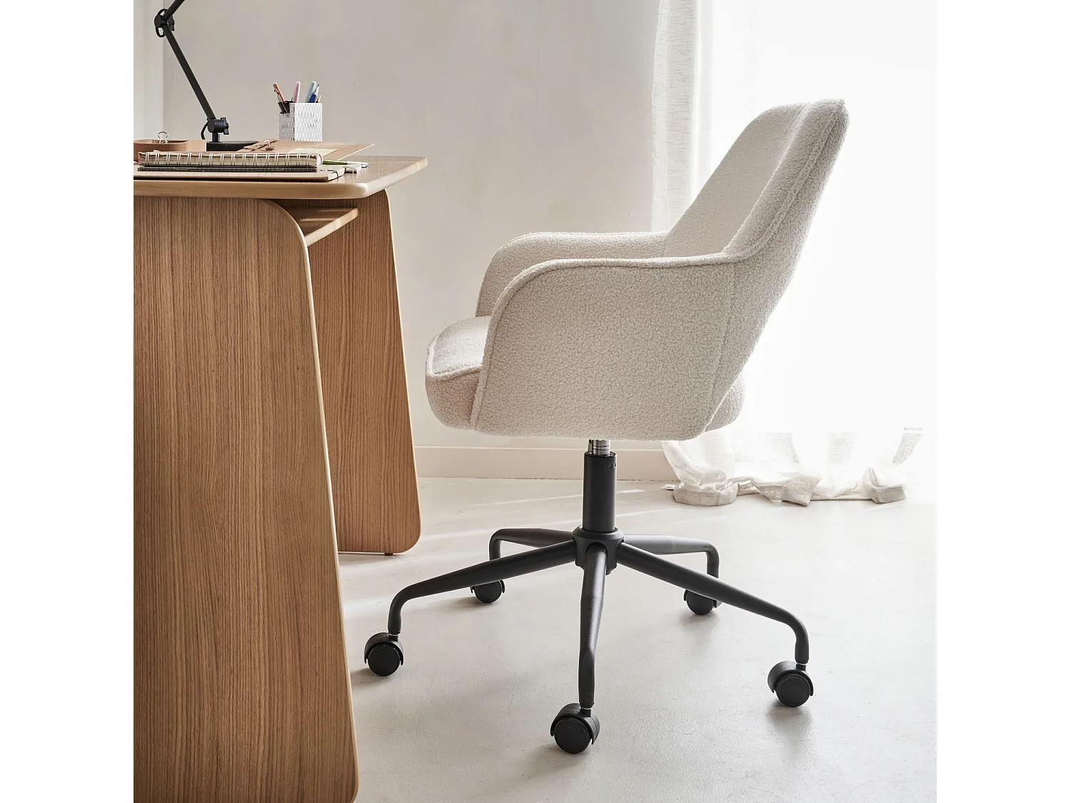 Silla de oficina con ruedas en borreguito y base negra blanco