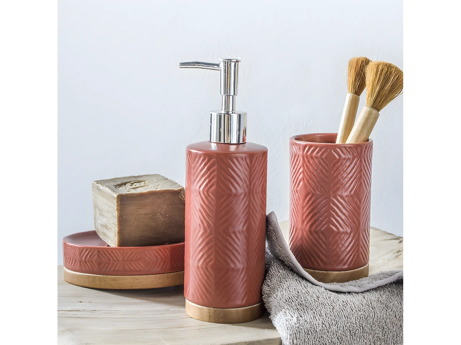 Distributeur de savon à relief en céramique TERRA