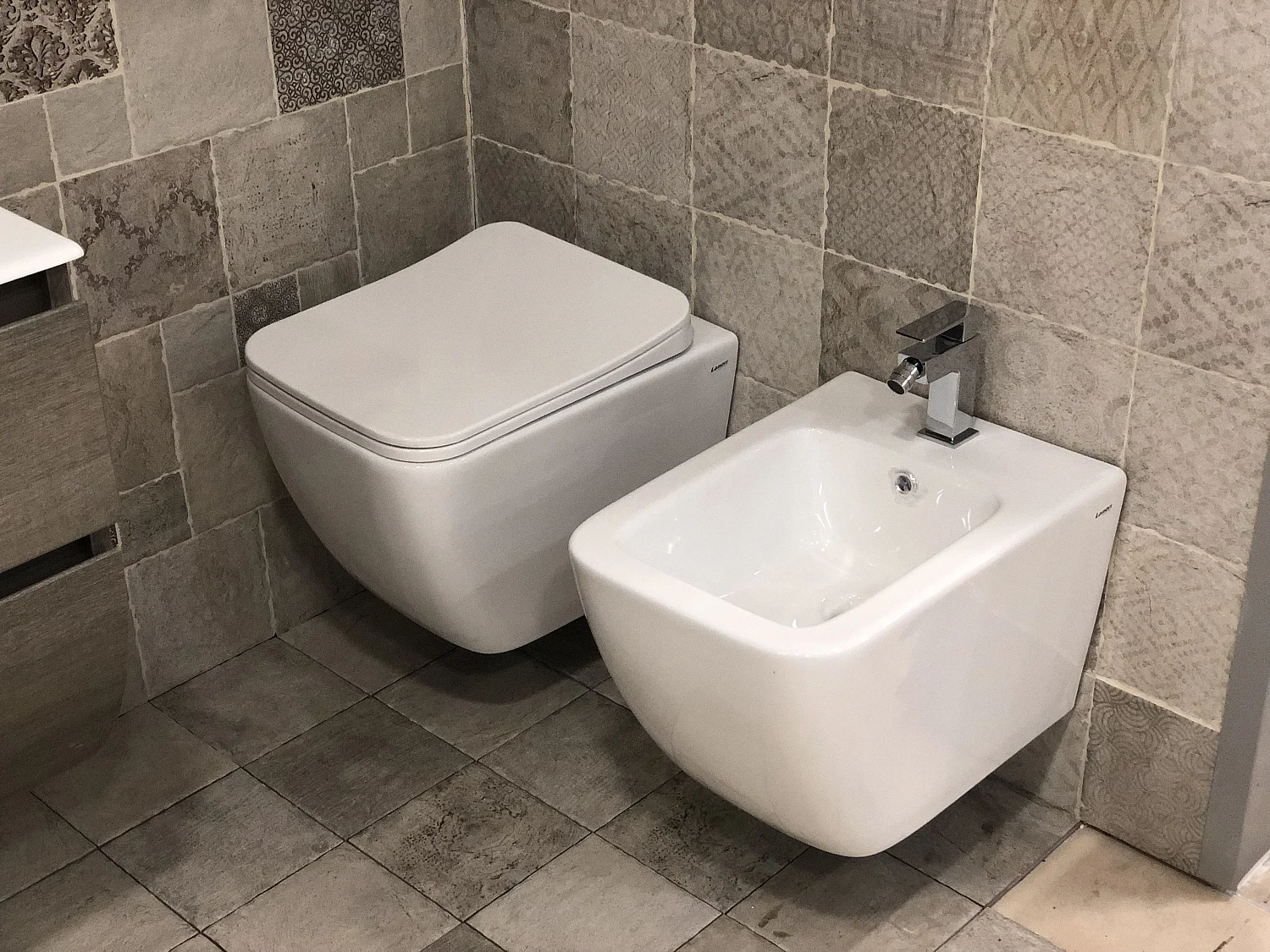 Coppia Sanitari Sospesi Rimless senza brida linea squadrata dimensioni ridotte coprivaso soft-close