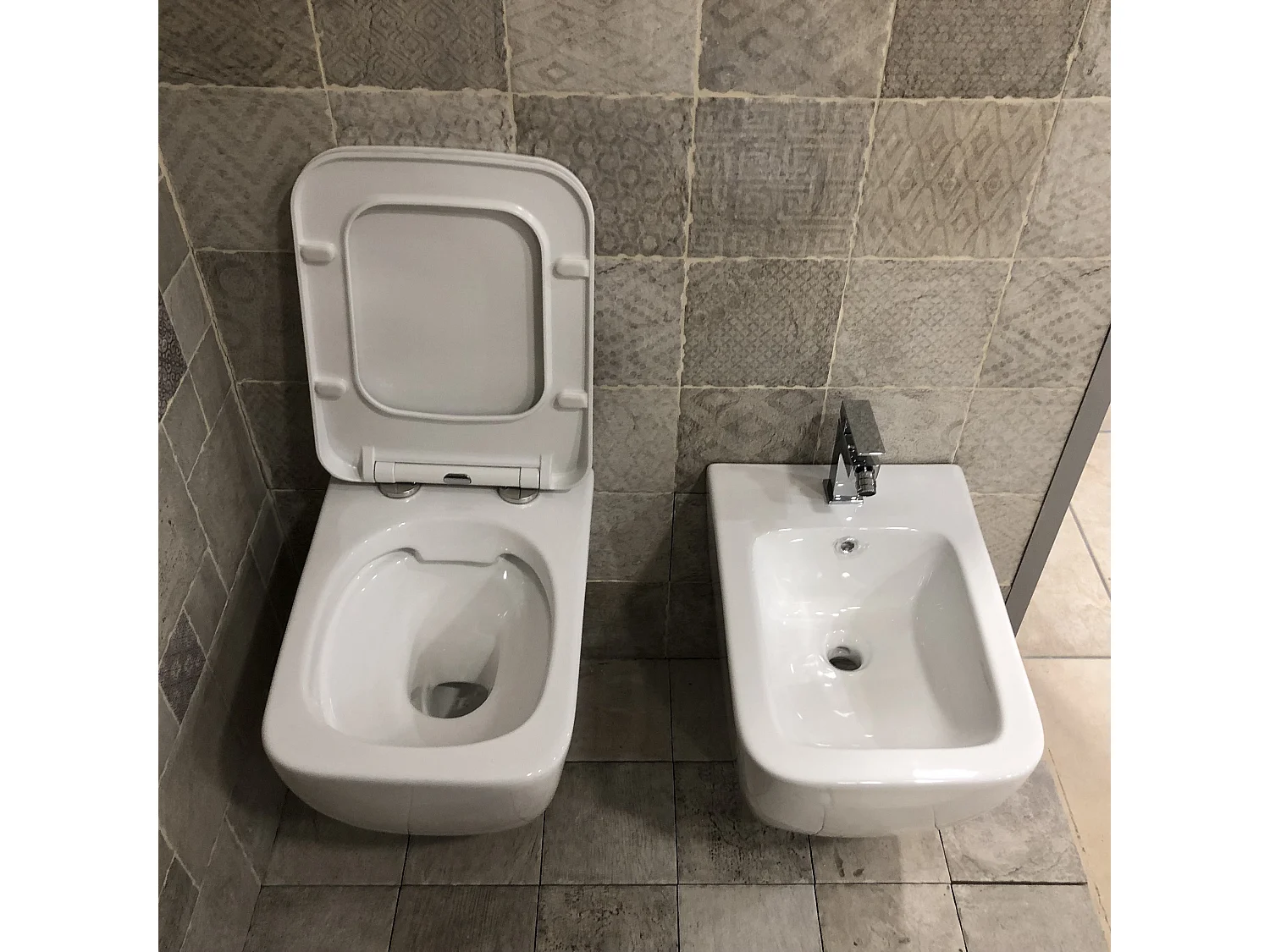 Coppia Sanitari Sospesi Rimless senza brida linea squadrata dimensioni ridotte coprivaso soft-close