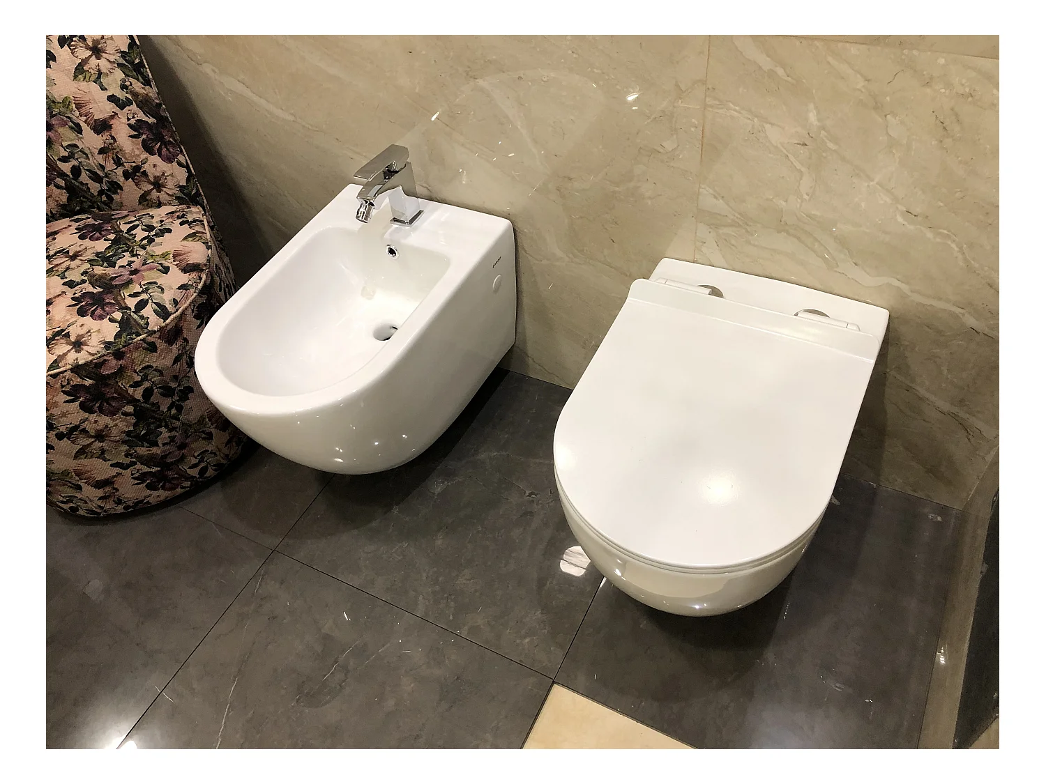 Couple de sanitaires au ras du mur suspendu ligne ronde