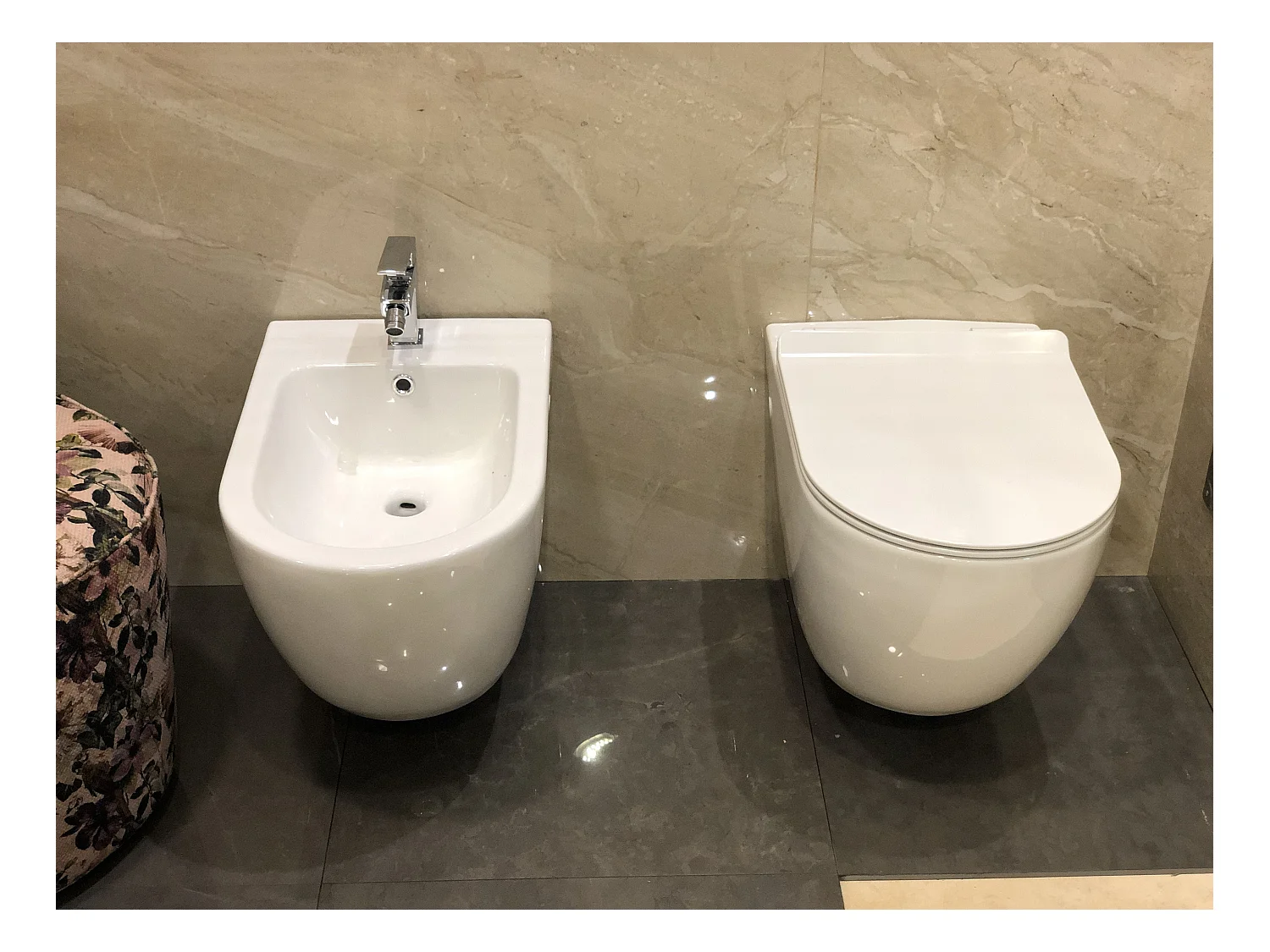 Couple de sanitaires au ras du mur suspendu ligne ronde