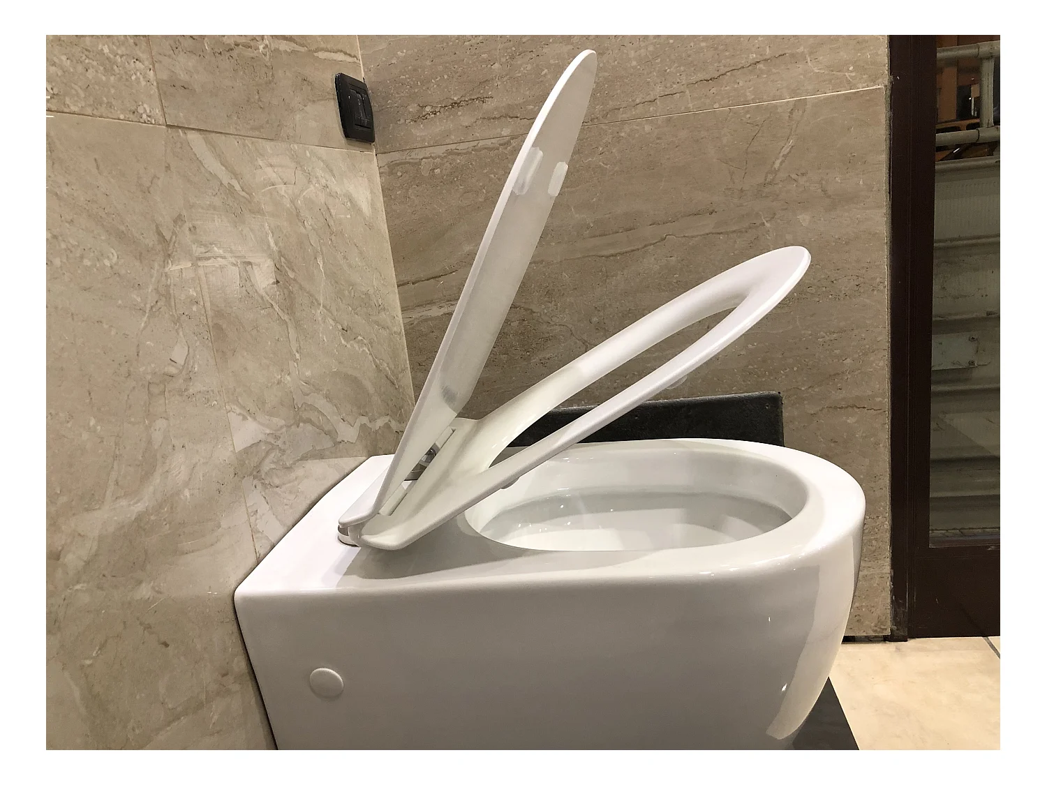 Couple de sanitaires au ras du mur suspendu ligne ronde