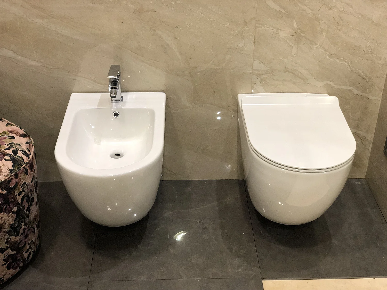 Sanitari sospesi filo muro, linea tonda