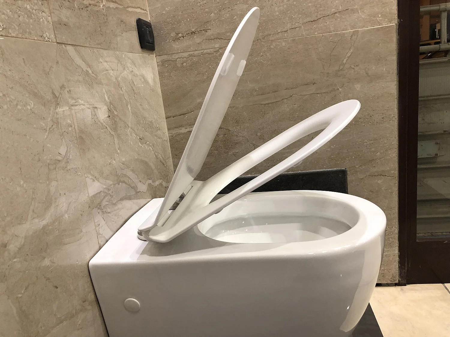 Sanitari sospesi filo muro, linea tonda