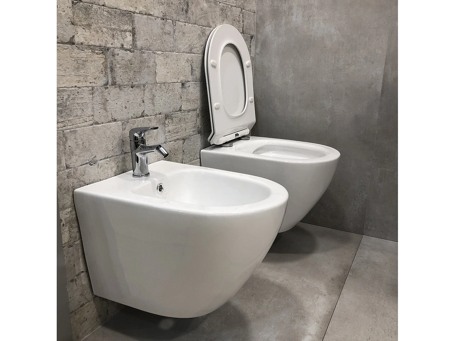 Coppia Sanitari Sospesi Rimless senza brida linea tonda dimensioni ridotte coprivaso soft-close