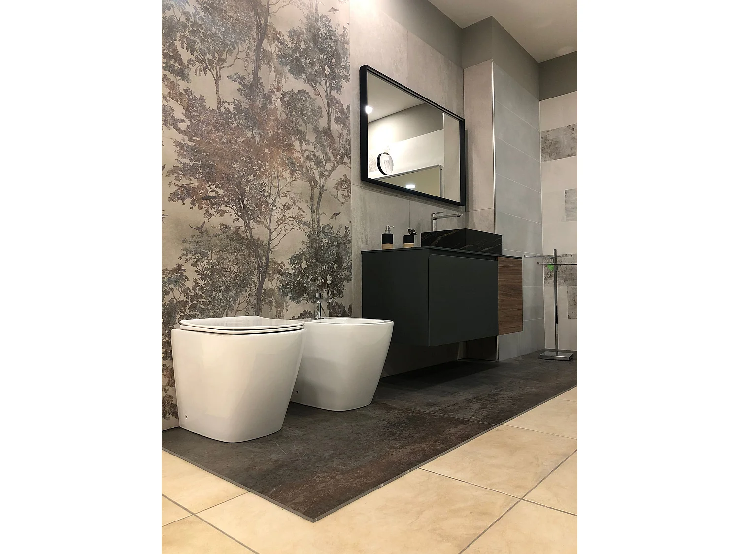 Moon Coppia di Sanitari a Terra Senza Brida con scarico Rimless , wc , Bidet e Coprivaso soft-close , Fissaggi e curva tecnica inclusa