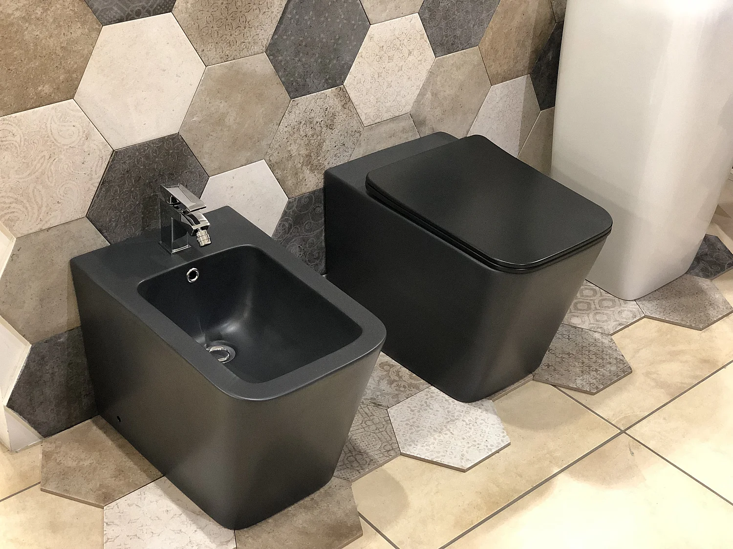 Couple de sanitaires au ras du mur et à poser, ligne carré et de couleur noire mat avec abattant soft-close inclus