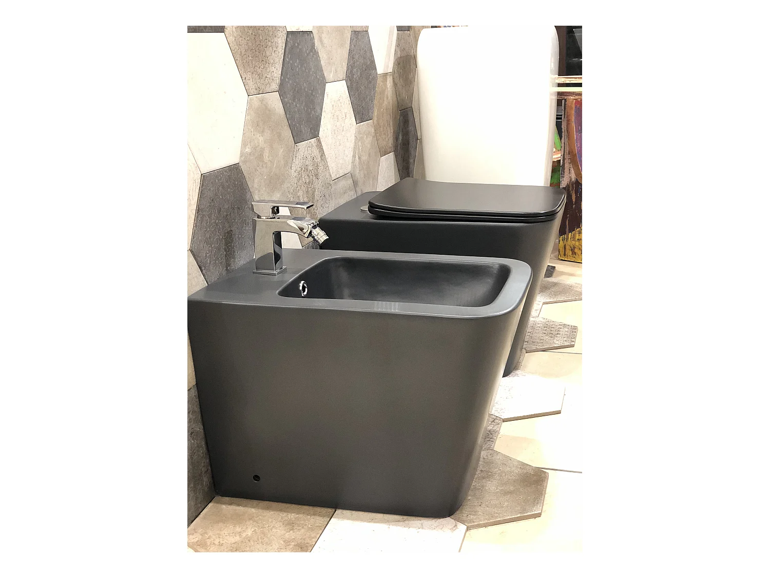 Couple de sanitaires au ras du mur et à poser, ligne carré et de couleur noire mat avec abattant soft-close inclus