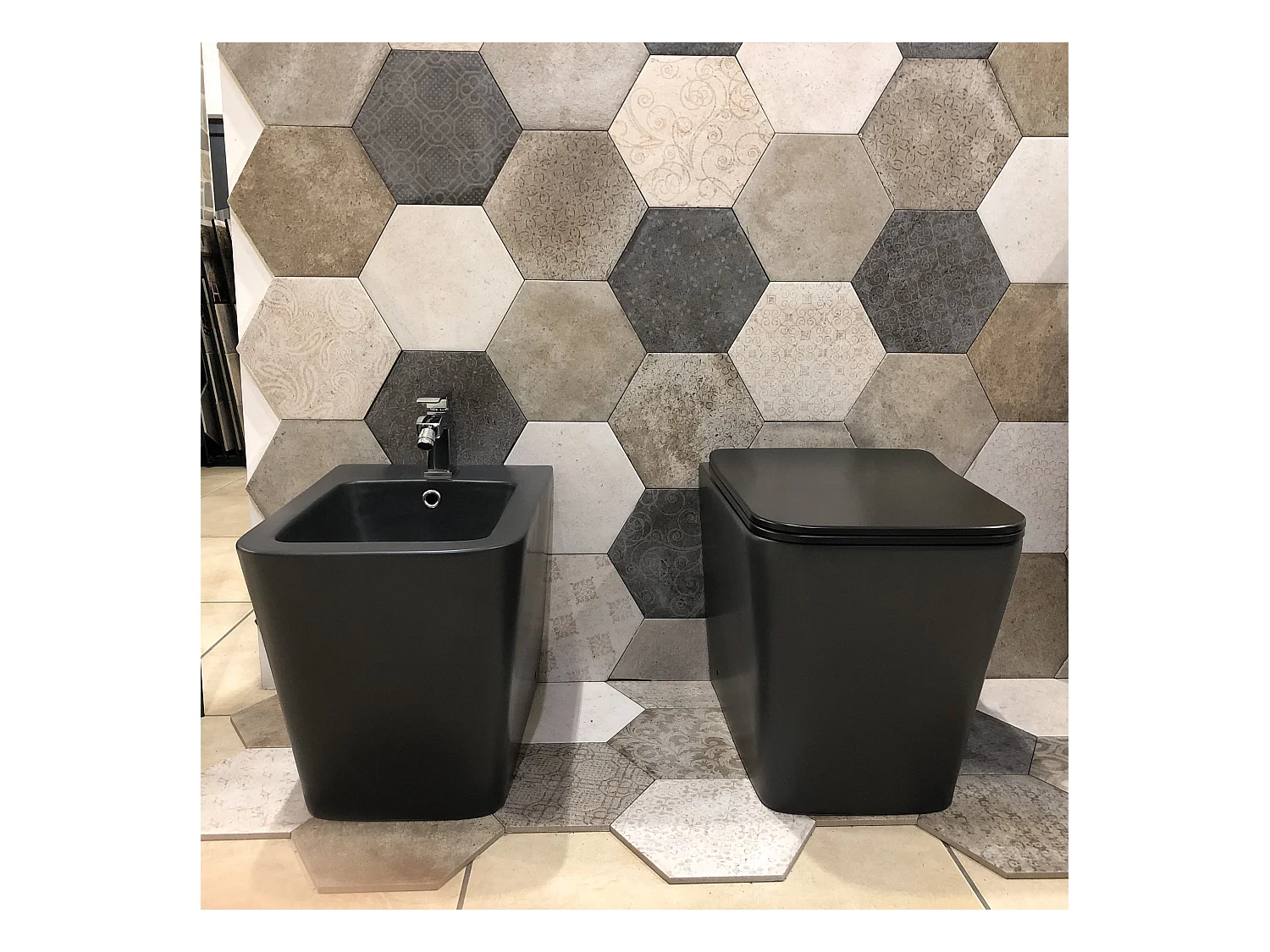 Couple de sanitaires au ras du mur et à poser, ligne carré et de couleur noire mat avec abattant soft-close inclus