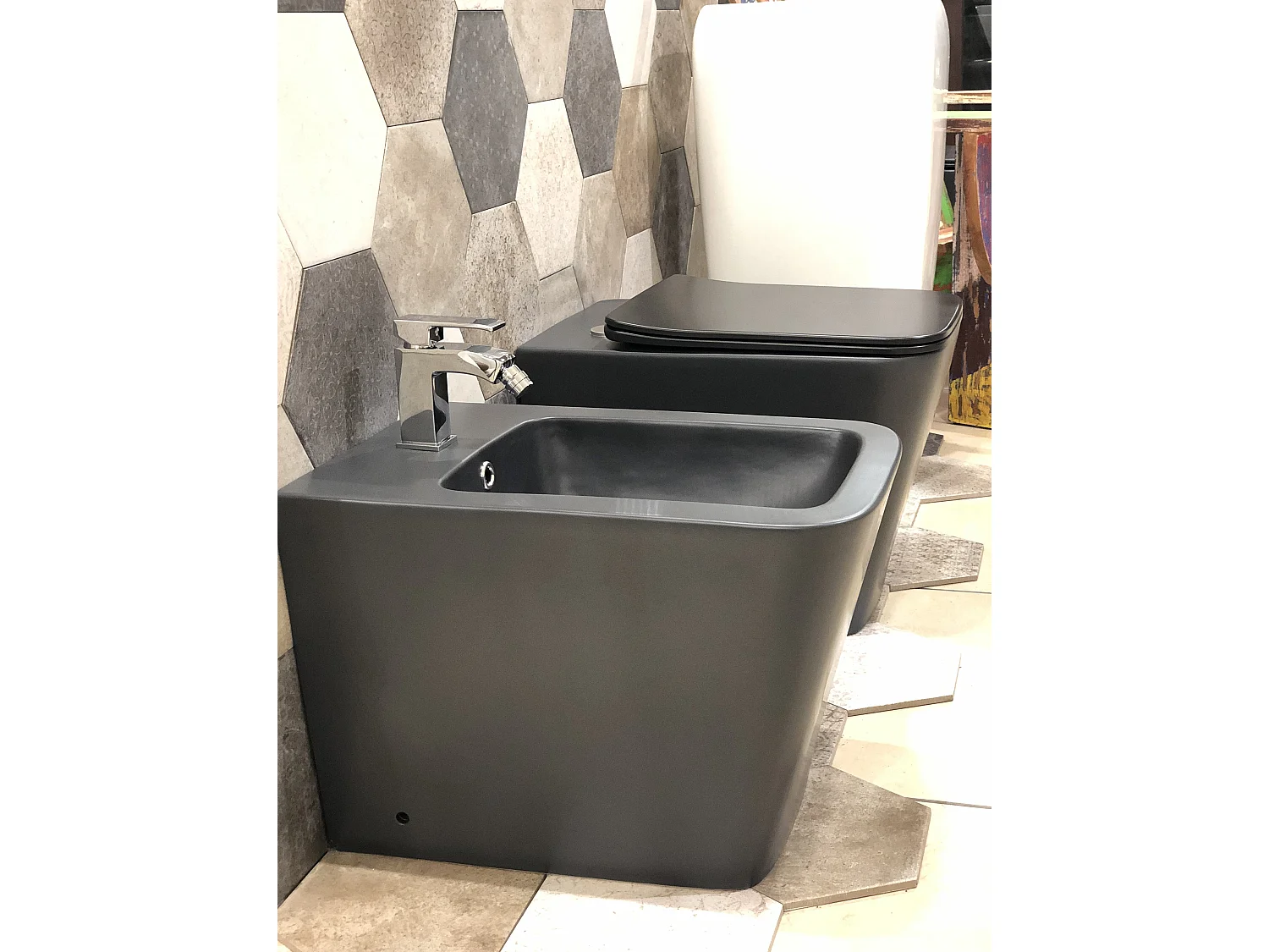 Set Sanitari a terra filo muro, linea squadrata colore nero opaco coprivaso soft-close