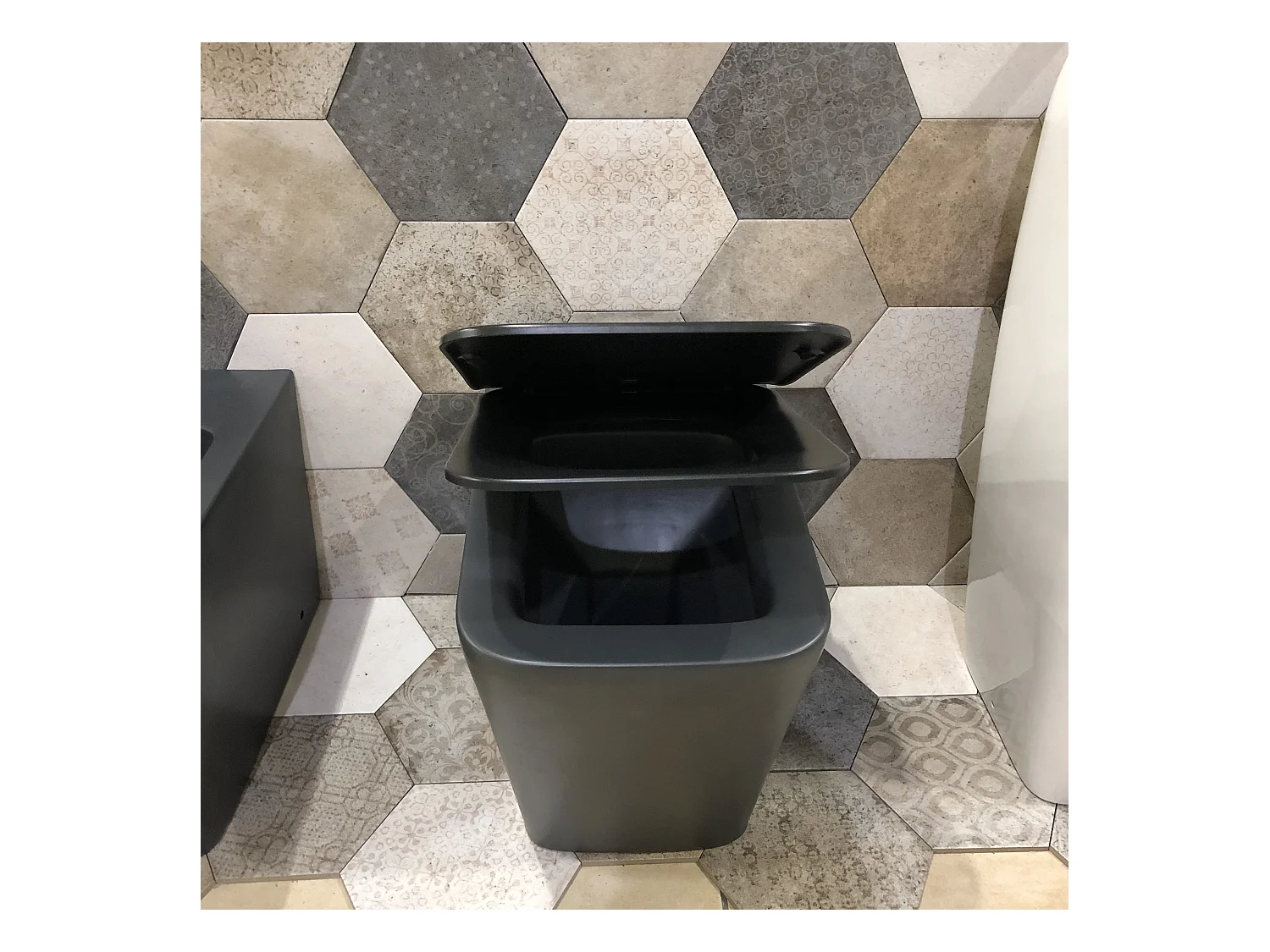 Set Sanitari a terra filo muro, linea squadrata colore nero opaco coprivaso soft-close