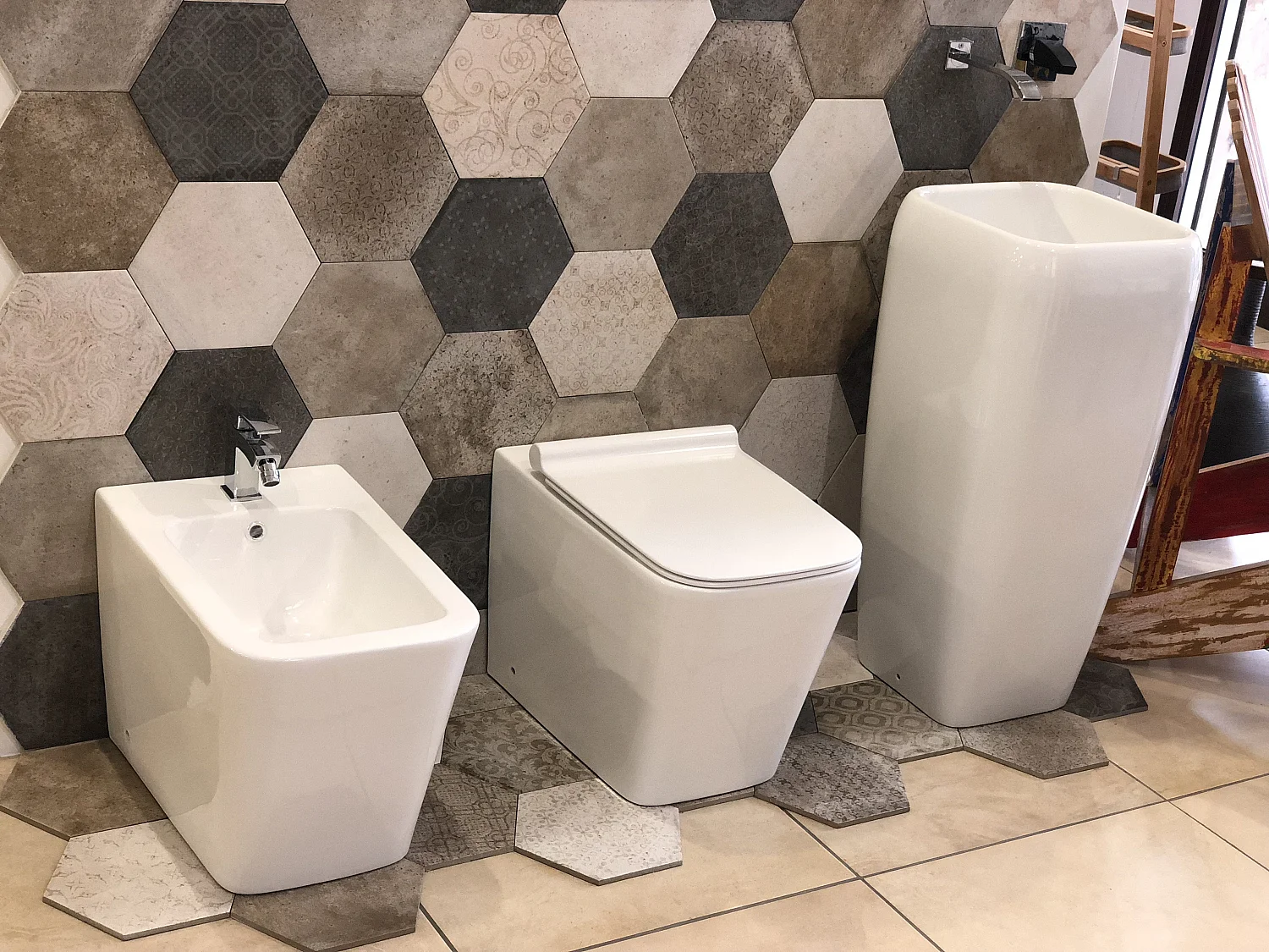 Sanitari a terra filo muro, linea squadrata