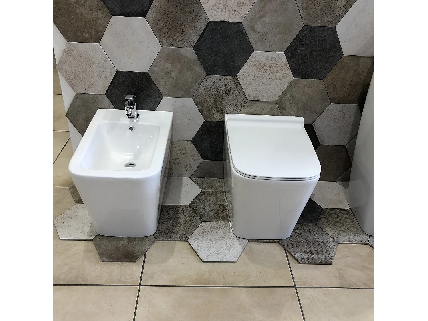 Sanitari a terra filo muro, linea squadrata