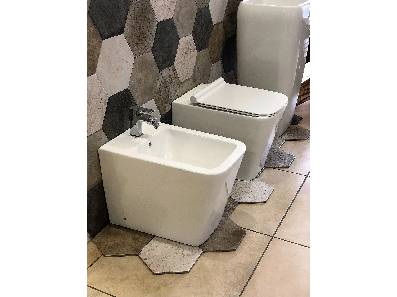 Sanitari a terra filo muro, linea squadrata