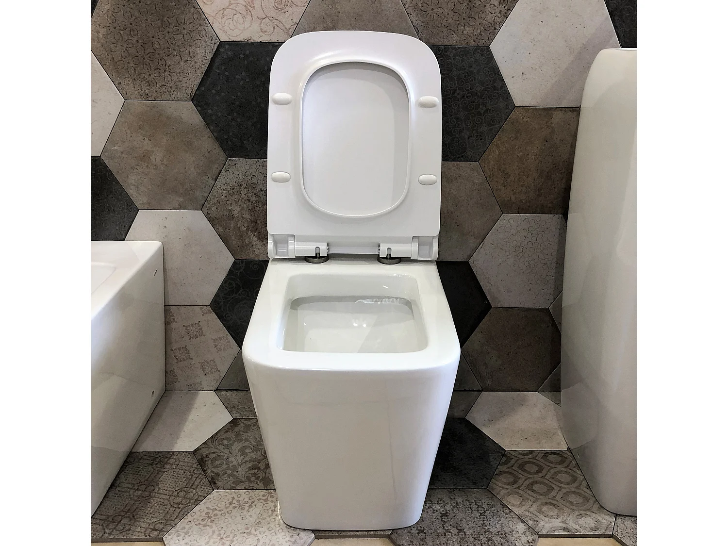 Sanitari a terra filo muro, linea squadrata